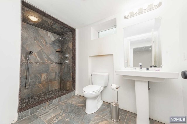 Building Photo - 21 Wickers St