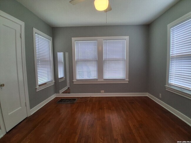 Building Photo - 315 W Ridgewood Ct