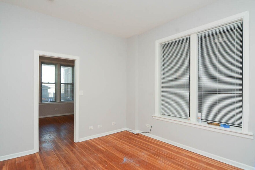 Building Photo - 2216 W Belmont Ave