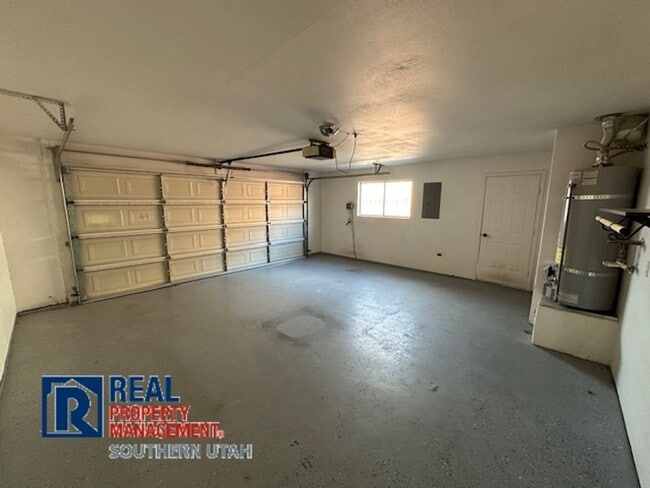 Building Photo - Single Leve Home Near Pine View