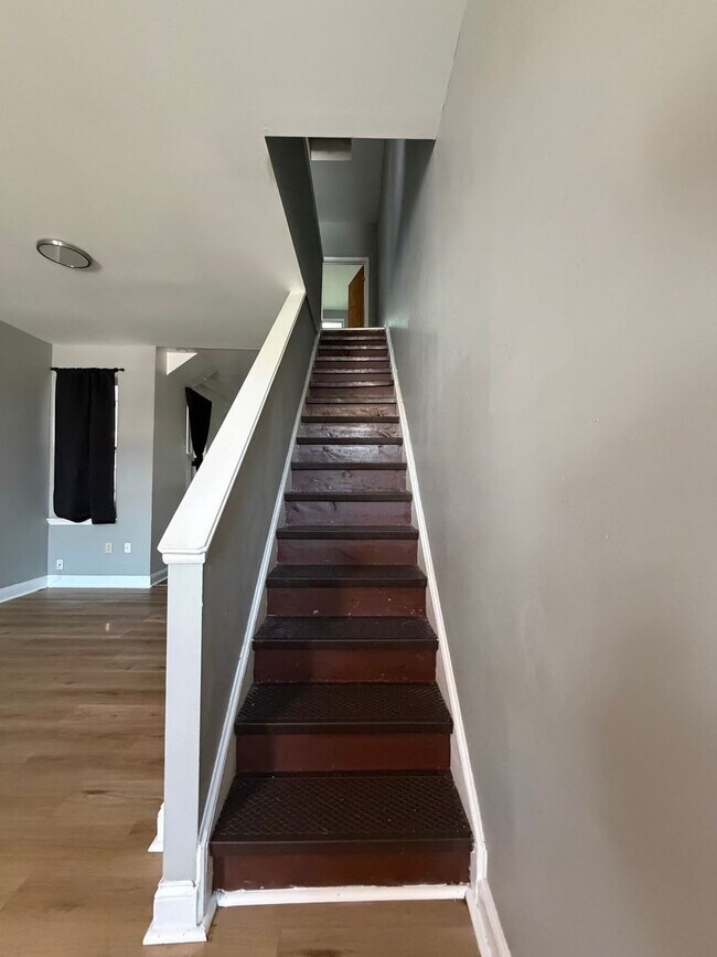 Building Photo - Spacious 3 Bedroom with Washer/Dryer