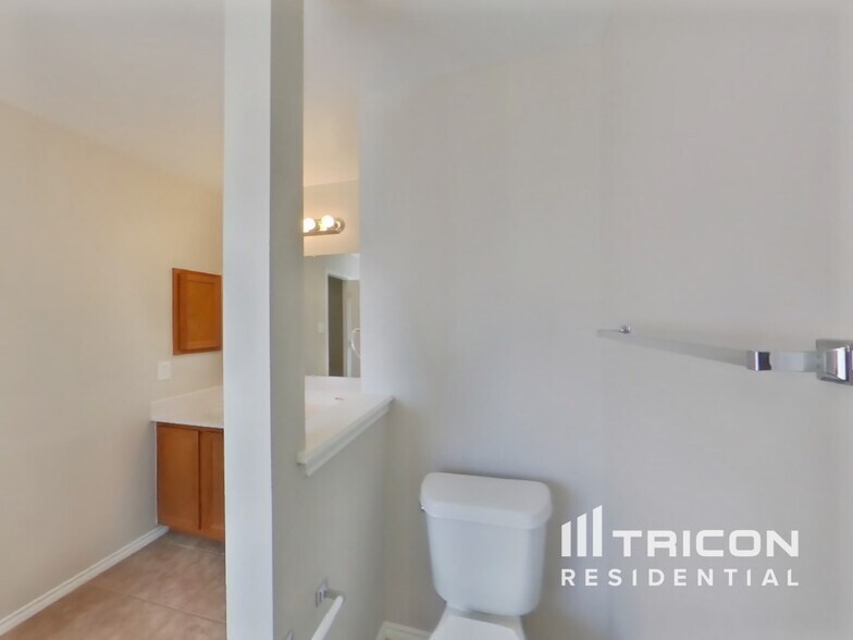 Building Photo - 12923 Cipresso Palco