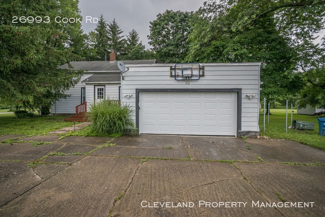 Building Photo - Newly Renovated Olmsted Twp Home