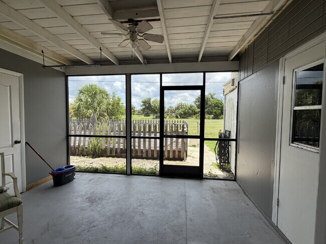 Building Photo - "Charming 2-Bedroom Duplex Retreat in Venice East!"