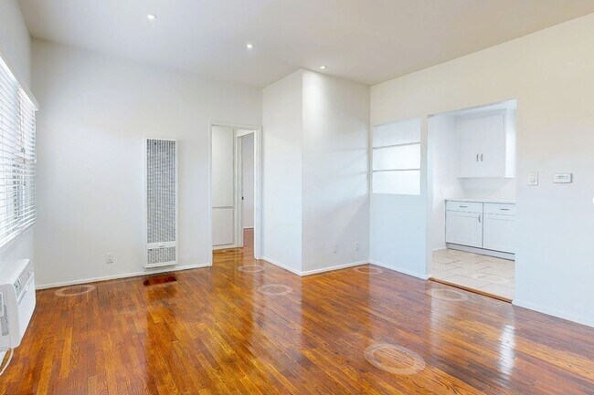 Interior Photo - 1957 Frank St / 2519 Virginia Ave