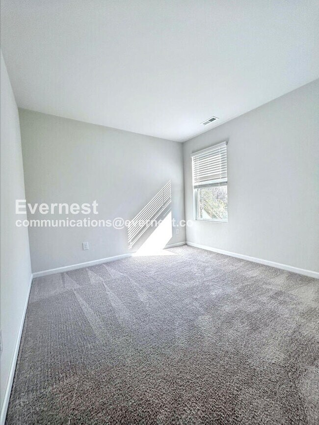 Building Photo - Limited Time Special Offer / 3 Bed, 3 Bath Home with Garage / Pet-Friendly / Vouchers Accepted / ...