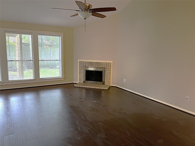 Building Photo - 4910 Linden Pl