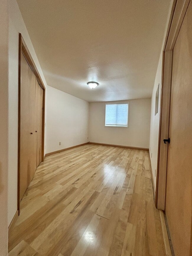 Building Photo - 1 bed 1 bath Duplex in South Hamilton with Large Shop