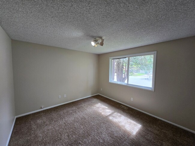 Building Photo - Terrific home, Large Yard, Quiet Street