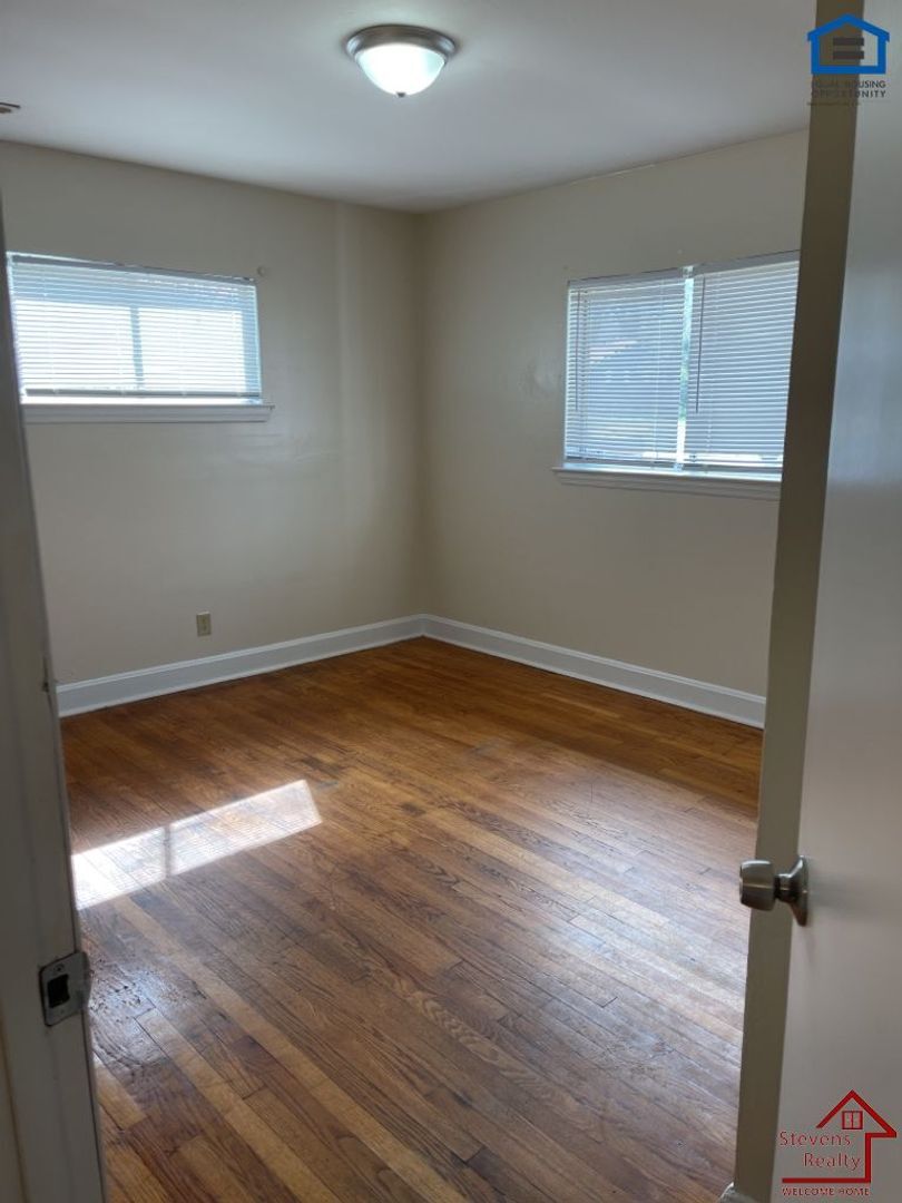 Building Photo - 1720 Cambridge Dr