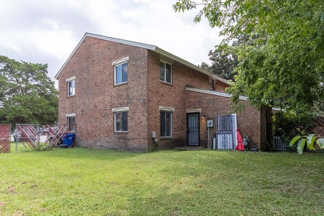 Building Photo - MOVE IN READY 3 Bedroom