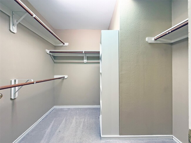 Building Photo - 63 Ledgestone Pl