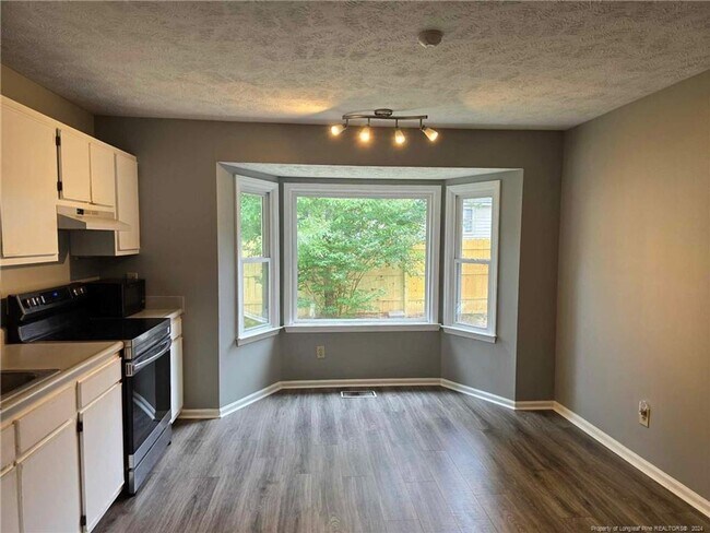 Building Photo - Conveniently located 3 bedroom!