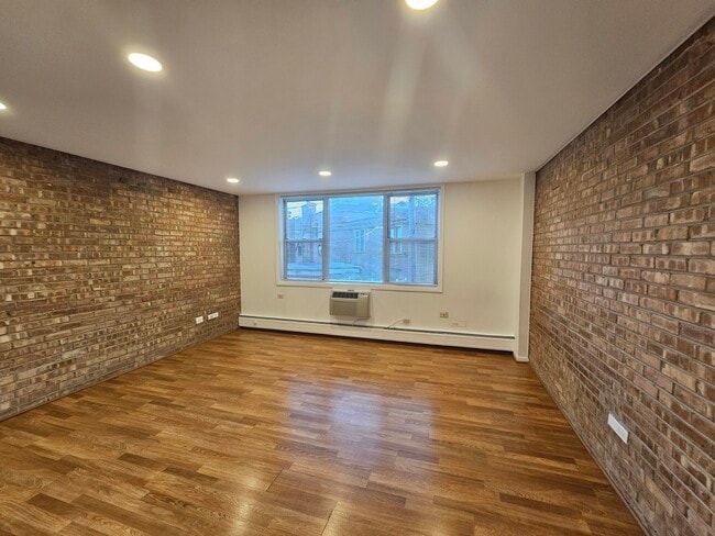 Building Photo - 2250 N Lincoln Ave