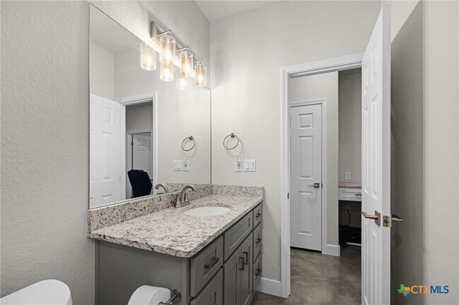 Building Photo - 446 W Overlook Dr