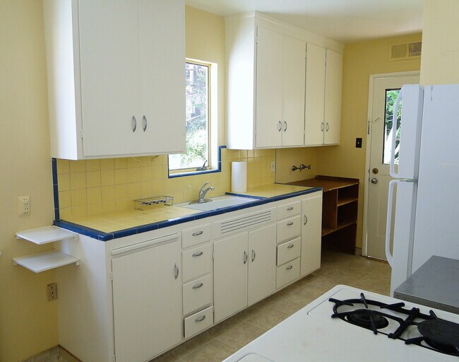 Building Photo - Sunny 2nd floor apt with a view near North...