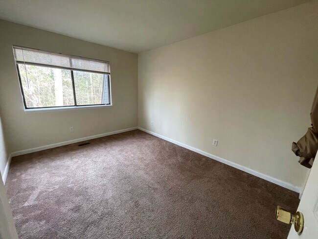 Building Photo - Spacious 3 bedroom in Finley Forest offers convenient location and neighborhood amenities