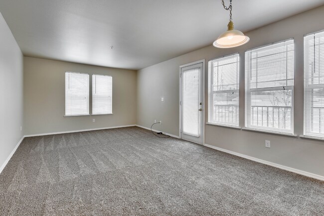 Building Photo - 690 Clearwater Ln