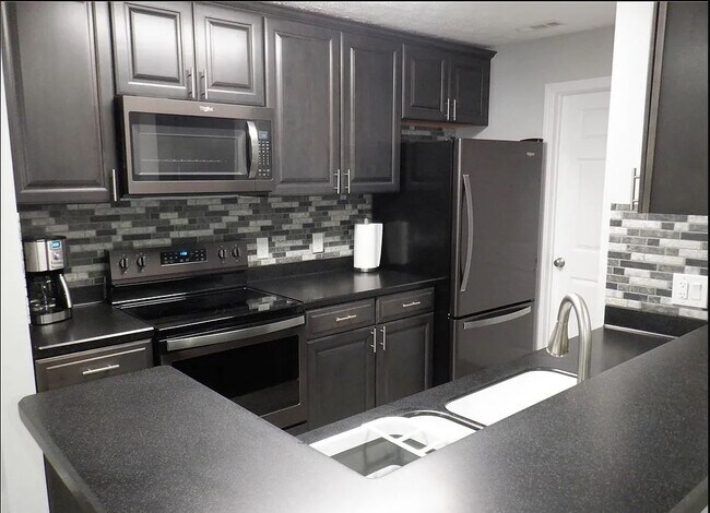 Building Photo - 14940 Lenox Dr