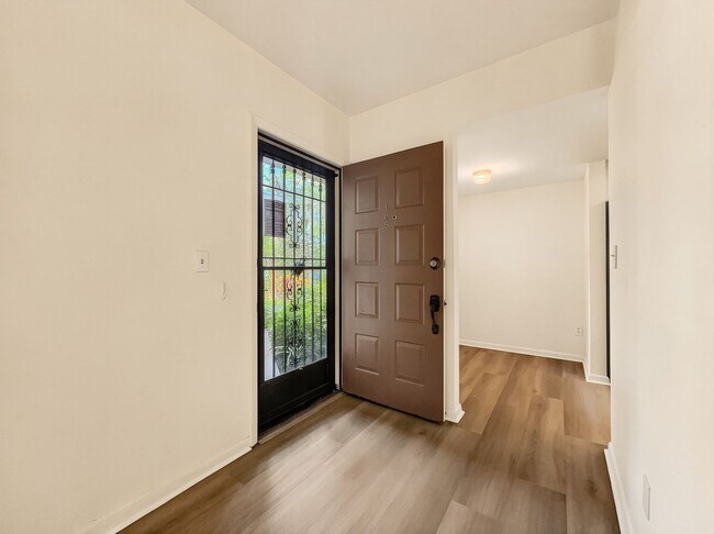 Building Photo - 2 bed 2 bath annual rental *** First floor condo *** Kings Lake Community