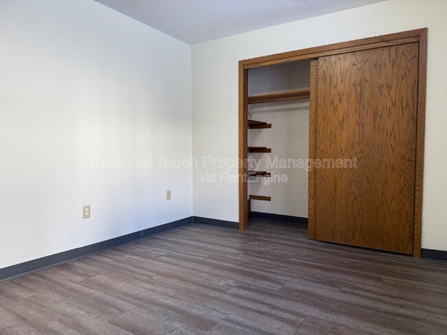 Building Photo - 320 6th St S