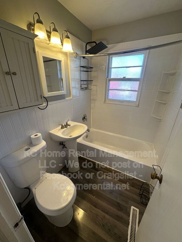 Building Photo - 5216 NE 44th St