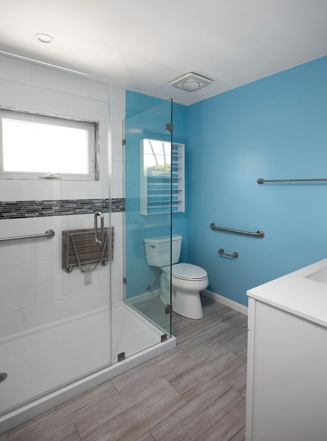 Building Photo - Move-In Ready 3/2 with Driveway & Backyard...