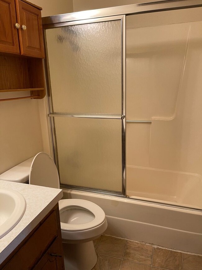 Building Photo - 2 bedroom 1 bathroom upstairs apartment fo...