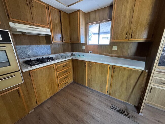 Building Photo - 384 Moser Ave
