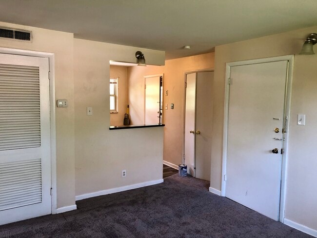 Building Photo - 467 E Stafford Ave