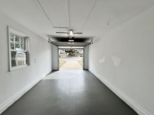 Building Photo - Fully-Renovated Ranch Home Available 03-19-26! Fenced Backyard - Pet Friendly - Washer & Dryer In...