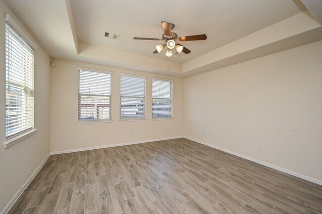 Building Photo - 8231 Hawthorn Vly Ln