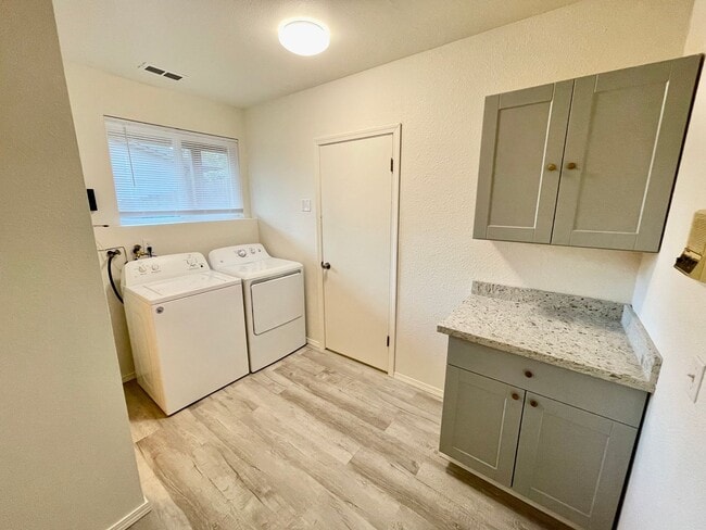 Building Photo - One Bedroom ADU in Broadview!