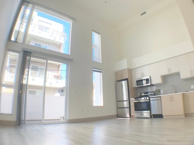 Building Photo - 1037 S Hobart Blvd