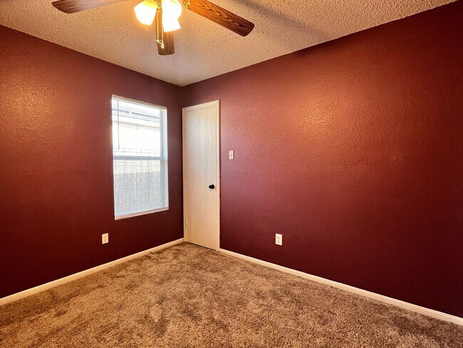 Building Photo - 4509 Lloyd Dr