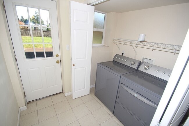 Building Photo - UPDATED & WELL MAINTAINED 3 BED, 2 BATH SE...
