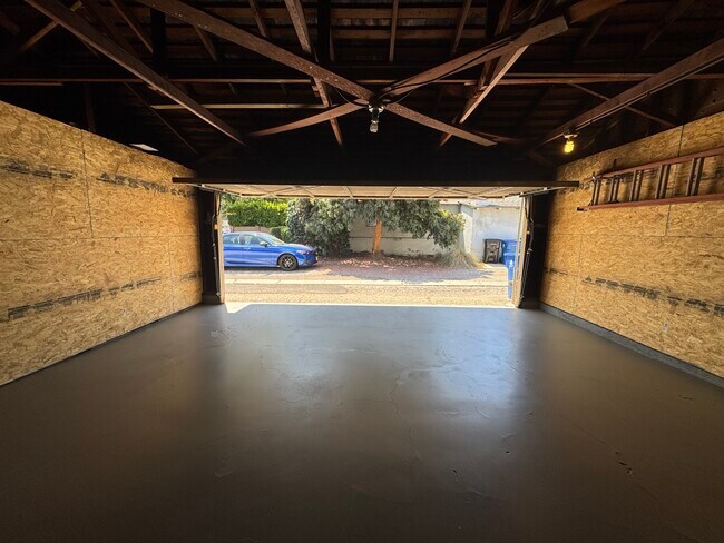 Building Photo - 13900 Burbank Blvd