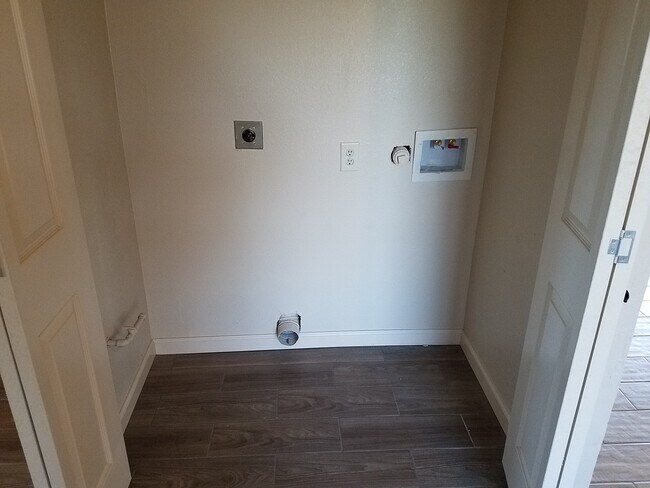 Building Photo - 5227 Vlg Gln Dr