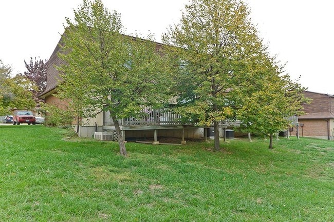 Building Photo - 2039 Essex Dr