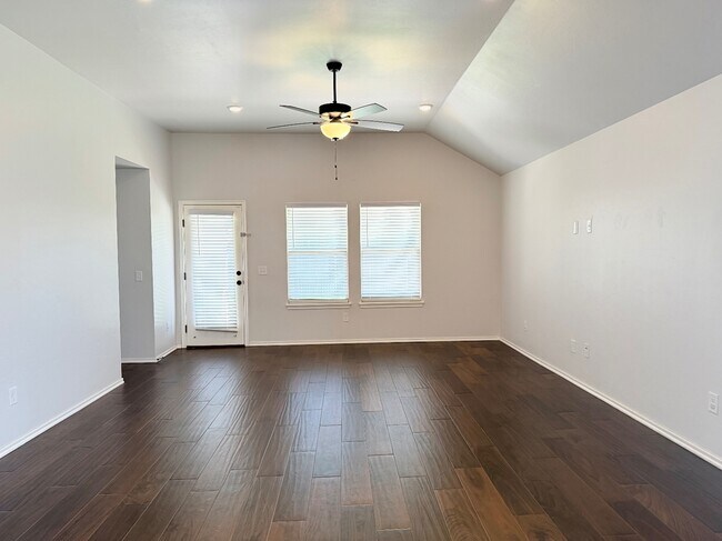 Building Photo - 18600 Luna Dr