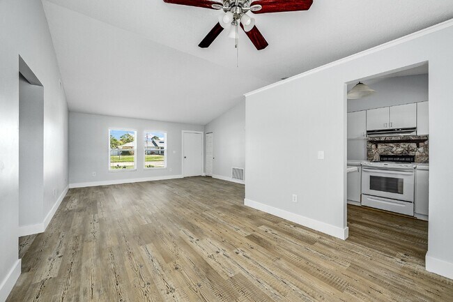 Building Photo - Centrally located 3 bedroom, 2 bathroom single family home