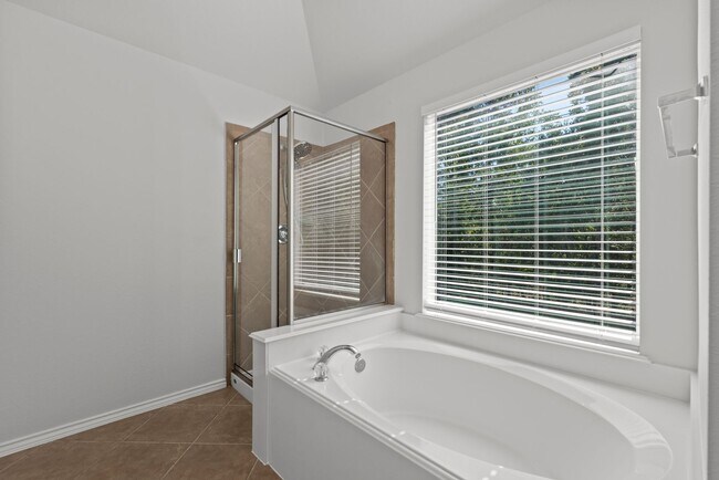 Building Photo - Spacious 3-Bedroom Home in Lakeshore with ...