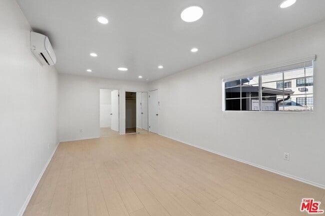 Building Photo - 1128 Irolo St