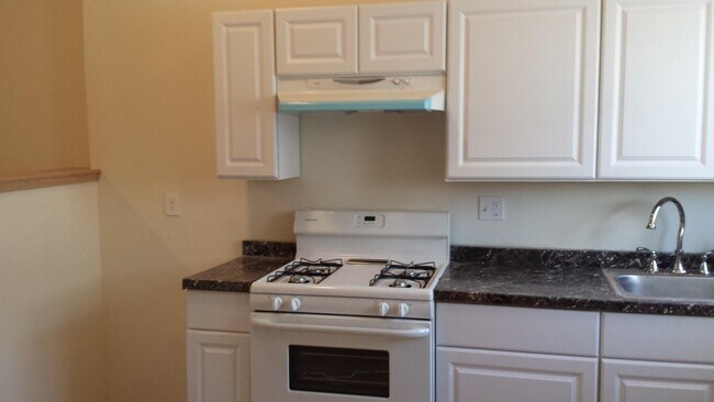 Building Photo - 231 London St