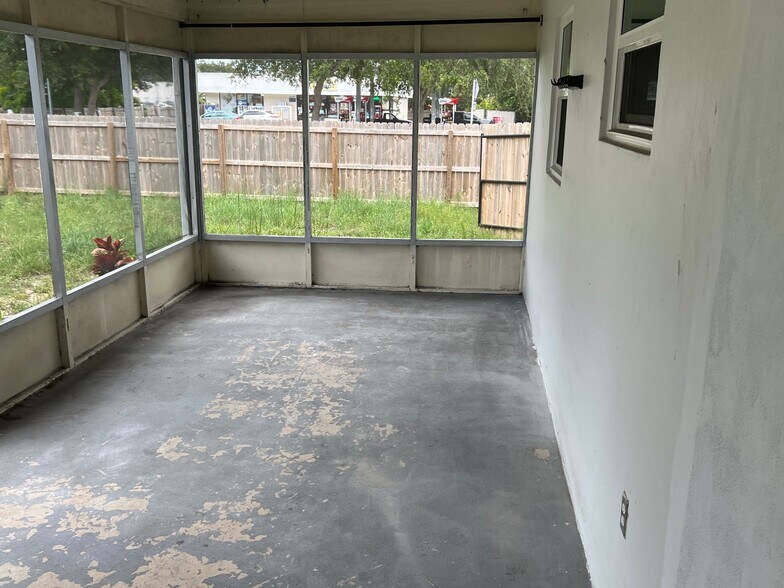 Screened in Patio and Fenced Backyard - 2405 NE Rustic Plz