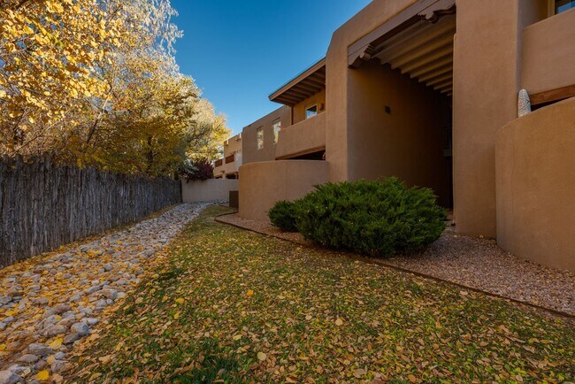 Building Photo - Fully Furnished Ground Level Available Now!