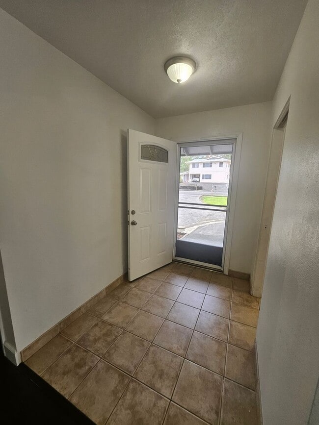 Building Photo - Beautiful 3 Bedroom Home in Komohana Gardens