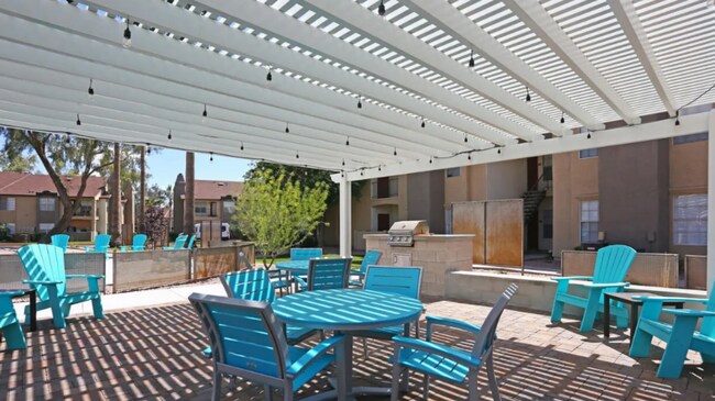 Building Photo - 250 S Elizabeth Way