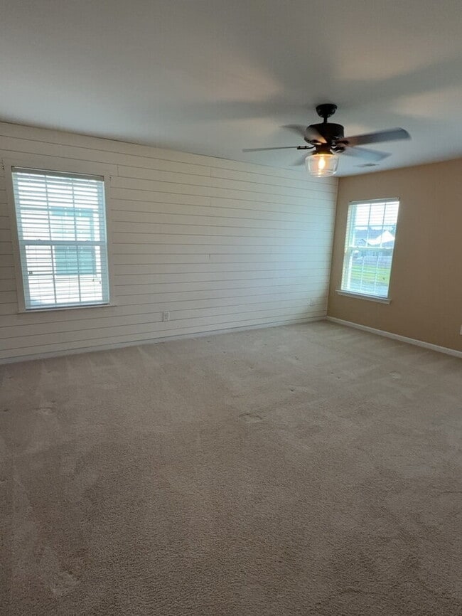 Building Photo - 838 Redbud Ln
