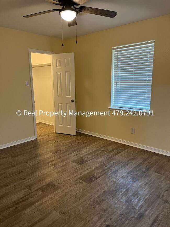 Building Photo - MOVE IN READY! Beautiful 3B/2B Newly Remod...